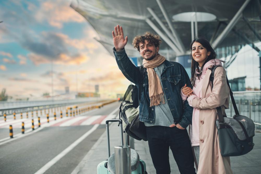couple demandant un taxi