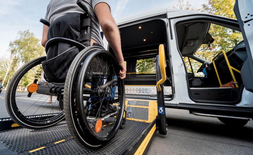 handicapé montant dans un véhicule
